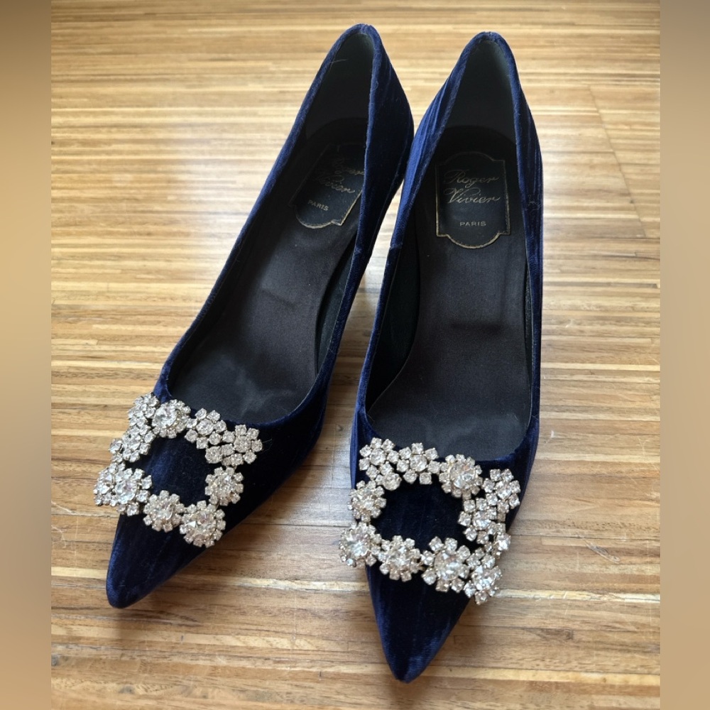 Roger Vivier Decolleté Sin Flower Strass 65 Pumps—Navy Velvet